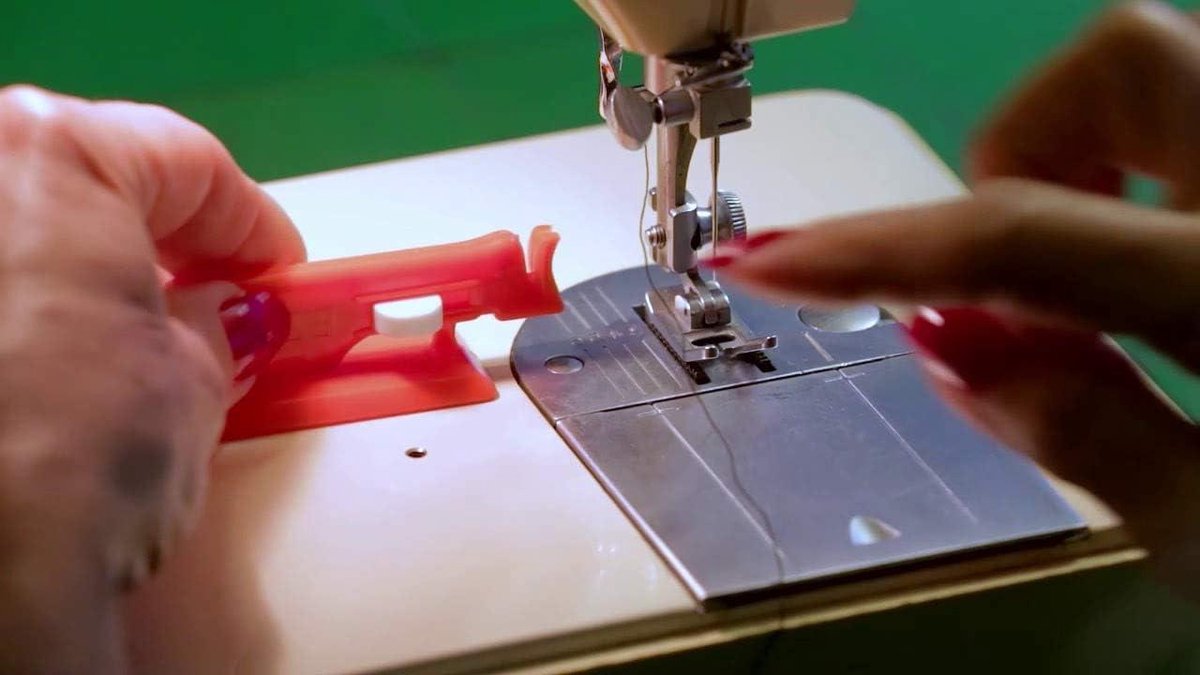 Automatische draadinrijger - Naald inrijger - Naaimachine naald - Eenvoudig met knop - Kunststof apparaat - Oranje