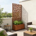 Roestkleurig tuinscherm met plantenbak op balkon met zitjes en planten.