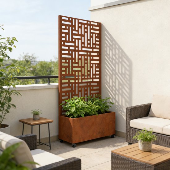 Roestkleurig tuinscherm met plantenbak op balkon met zitjes en planten.