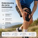 Close-up van een man met zwarte kinesiotape op de knie, die stabiliteit en flexibiliteit benadrukt.