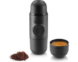 DD® Draagbare Koffiemachine - Koffiemolen Perfect voor Onderweg - Koffiemaatje Inclusief Opbergzakje - Alleen Kokend Water Benodigd - Zonder Elektriciteit - Zwart - ‎6cm x 7cm x 18cm