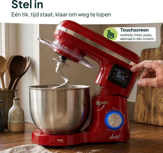 Rode keukenmixer met kantelbare kop en digitale display. Een hand raakt het touchscreen aan.