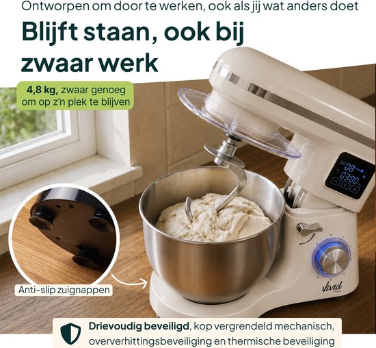 Crème keukenmixer met deeg, detail van anti-slip zuignappen onderkant. Tekst: 'Blijft staan, ook bij zwaar werk'.