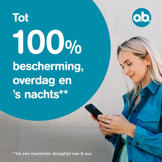 Vrouw kijkt op telefoon, met tekst 'Tot 100% bescherming, overdag en 's nachts'.