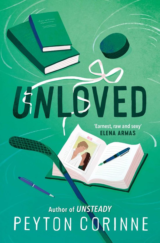 Boekcover met de titel 'UNLOVED' in groene letters, met een schets van een hockeypuck, een schets van een boek, een foto van een stel en een pen.