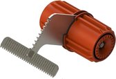 Een oranje tape dispenser met een metalen snijder en schaalverdeling, met scherpe tanden.