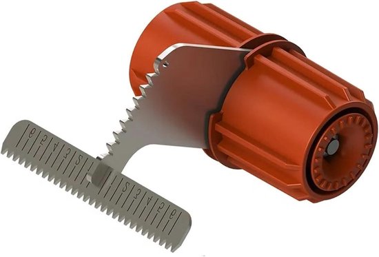 Een oranje tape dispenser met een metalen snijder en schaalverdeling, met scherpe tanden.