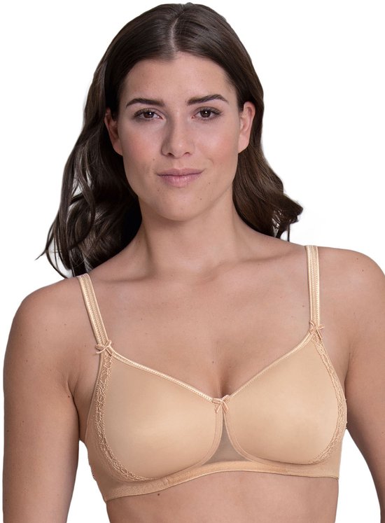 Beige beugelvrije bh met kanten randjes en strikje middenvoor, model draagt de bh.
