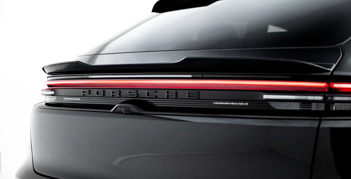 Maxton Design Porsche Macan EV Lower Bottom Spoiler Cap Achterklep Glans Zwart PO-MA-EV-1-CAP2G