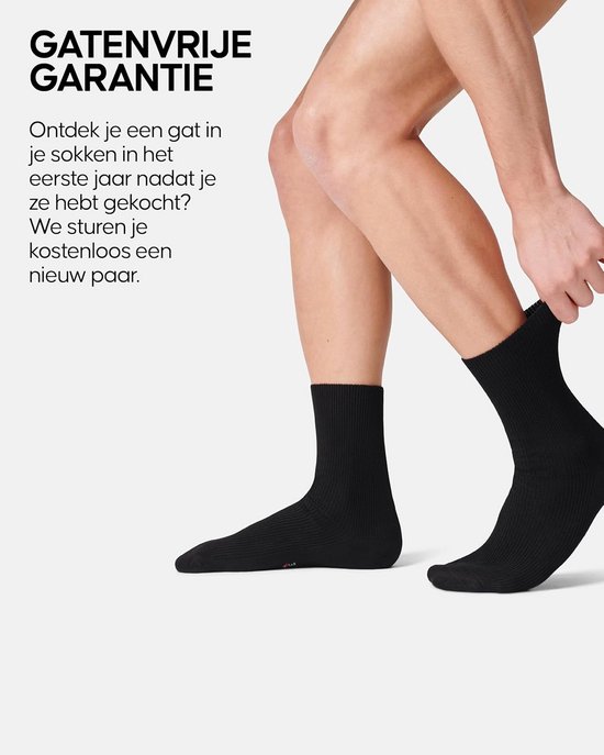 Een man trekt een zwarte, geribbelde sok aan. Tekst: 'GATENFRIJE GARANTIE. Ontdek je een gat in je sokken in het eerste jaar nadat je ze hebt gekocht? We sturen je kosteloos een nieuw paar.'