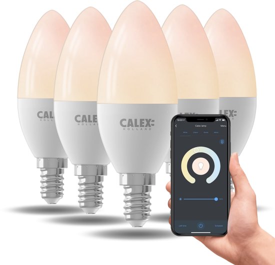 Cinq ampoules LED bougie Calex E14 avec filetage, et une main tenant un smartphone avec l'application Calex.