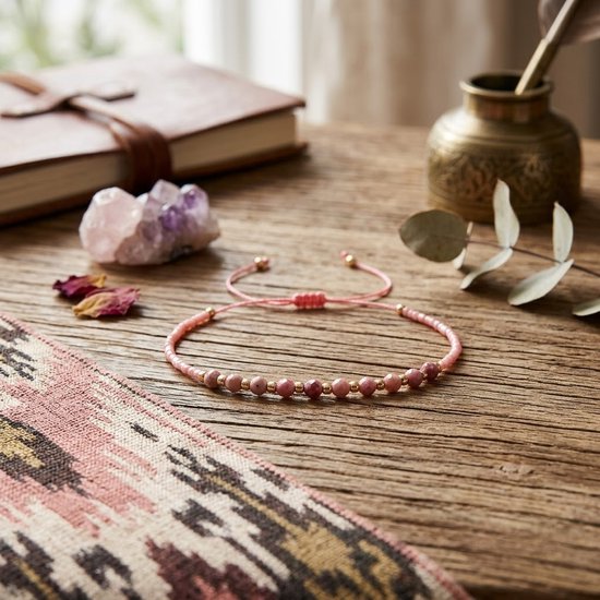 Roze koord armband voor dames met kralen – verstelbare armband met goudkleurige accenten