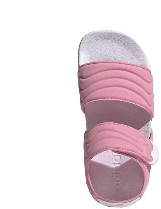 Roze Adilette sandalen voor kinderen met witte zool en geribbelde banden.