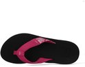 Zwarte slipper met fuchsia bandjes met bloemenprint en Reef logo.