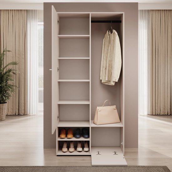 Licht beige halkast met twee open deuren, met planken, een hanggedeelte met jas en een tas, en een schoenenrek.