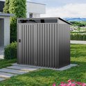 Grijze metalen tuinschuur met schuifdeuren, op een betonnen ondergrond.