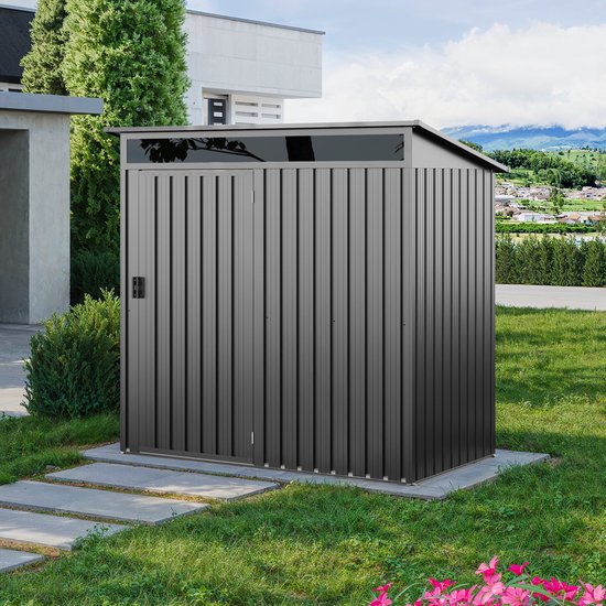 Grijze metalen tuinschuur met schuifdeuren, op een betonnen ondergrond.