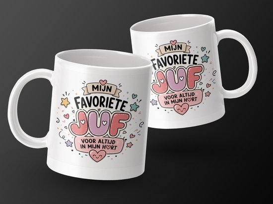 Twee witte mokken met de tekst "MIJN FAVORIETE JUF VOOR ALTIJD IN MIJN HORT" in kleurrijke letters, versierd met hartjes en sterren.