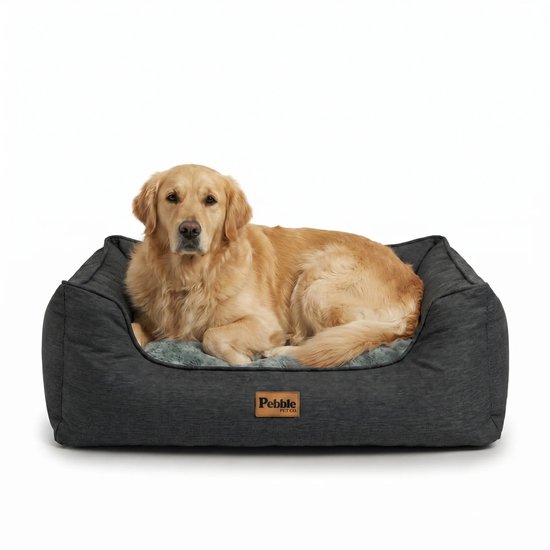 Golden retriever couché dans un panier pour chien gris foncé avec un intérieur gris doux.