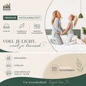 Une femme et une fille rient sur un lit. "QUALITÉ HÔTEL PREMIUM".