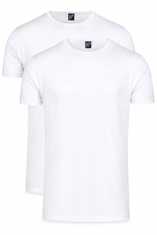 Twee witte Alan Red t-shirts met ronde hals, de voorste iets naar voren.