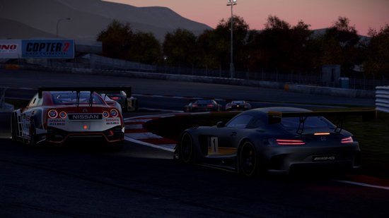 Donkergrijze Mercedes-AMG GT racewagen met nummer 1, witte Nissan GT-R op circuit.