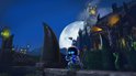 Een kleine blauwe robot rent door een duistere, gotische omgeving met een grote volle maan en een kasteel op de achtergrond.
