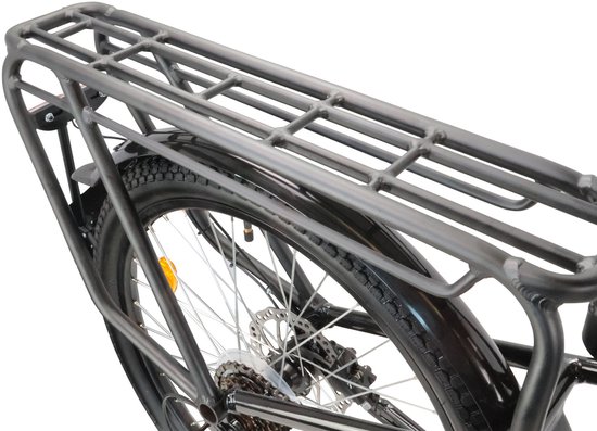 Zwarte fiets met achterdrager en spatbord.