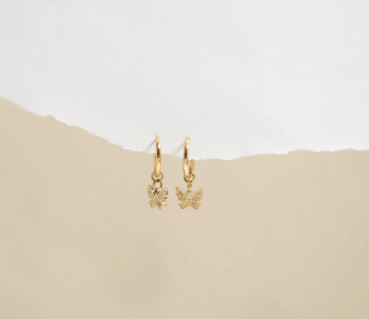 Vlinder Oorbellen - 2 Stuks - Kleur: Goud - Vlinder / Butterfly - RVS / Roestvrij Staal - Hoge Kwaliteit - Oorbellen Set - Meerdere Oorbelgaatjes - Oorbellen / Earrings - Oor Versiering - Gouden Oorbellen - Dames / Vrouw - Cadeau