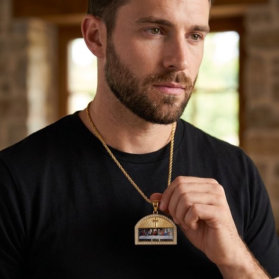 Man draagt gouden ketting met hanger van het Laatste Avondmaal, versierd met strass.