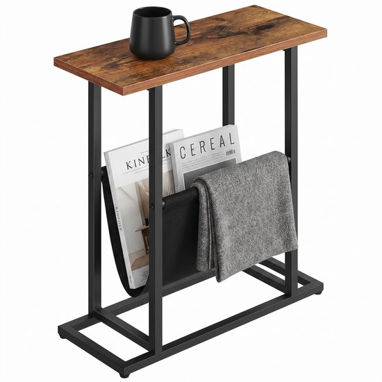 Bijzettafel met bruin houten blad, zwart stoffen tijdschriftenrek met daarin een grijze handdoek.