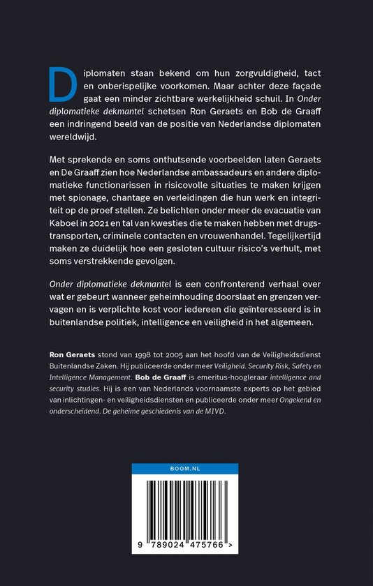 Boekomslag met de titel 'Onder diplomatieke dekmantel' en een afbeelding van twee beveiligingsbeambten met wapens voor een hek.