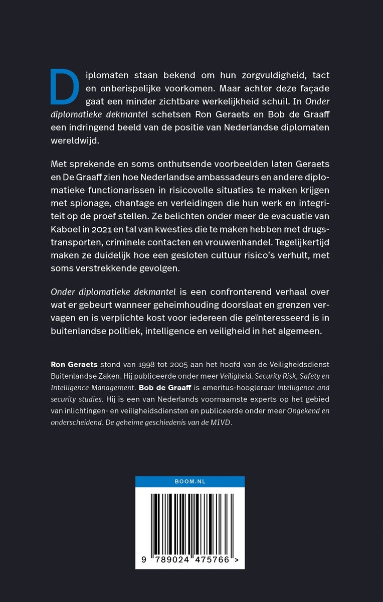 Boekomslag met de titel 'Onder diplomatieke dekmantel' en een afbeelding van twee beveiligingsbeambten met wapens voor een hek.