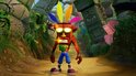 Ukkie, de tik-tok-manager, staat in een jungle met een hoofddeksel van veren en blauwe shorts.