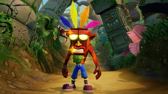 Ukkie, de tik-tok-manager, staat in een jungle met een hoofddeksel van veren en blauwe shorts.