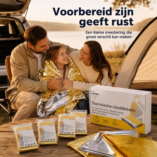 Familie knuffelt in de natuur, dochter is gewikkeld in glimmende gouden deken.