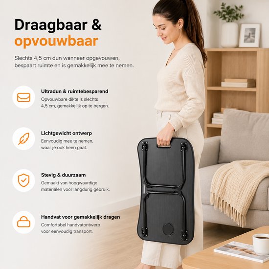 Vrouw draagt een zwarte, opgevouwen bedtafel. Tafel is 4,5 cm dik en heeft een handvat.