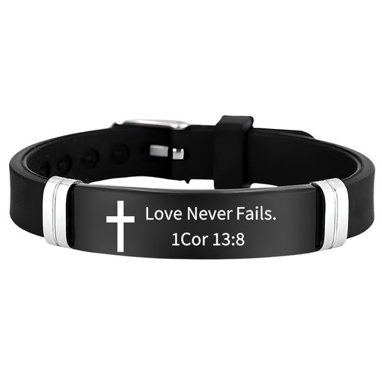 Zwarte siliconen armband met een zilverkleurig plaatje met witte tekst 'Love Never Fails. 1Cor 13:8' en een wit kruis.