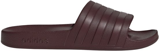 Sandale Adilette Aqua bordeaux foncé avec logo Adidas sur la semelle.