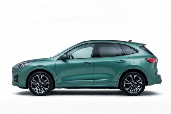 Groene Ford Kuga 3 SUV met getinte ramen, geparkeerd op een witte achtergrond.