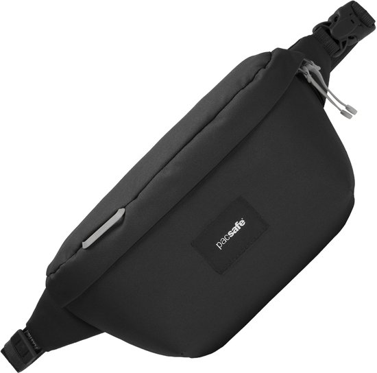 Zwarte Pacsafe GO Sling tas, gedragen als heuptas. De textuur van de stof is zichtbaar, met een logo aan de voorkant.