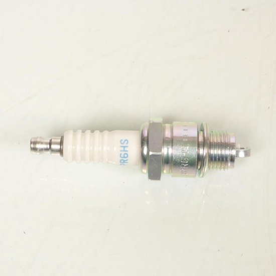 Witte bougie met metalen schroefdraad en BPR6HS-markering.