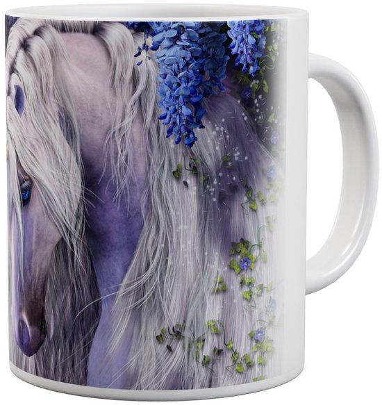 Een witte mok met een witte eenhoorn met blauwe ogen, versierd met blauwe bloemen en klimop.