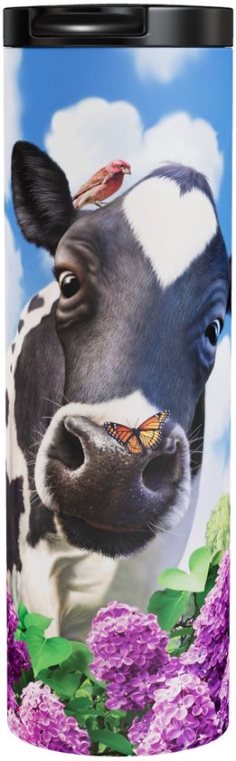 Vache noire et blanche avec un cœur sur le front, un papillon sur le nez et un oiseau sur l'oreille, au milieu de fleurs violettes et d'un ciel bleu avec des nuages.