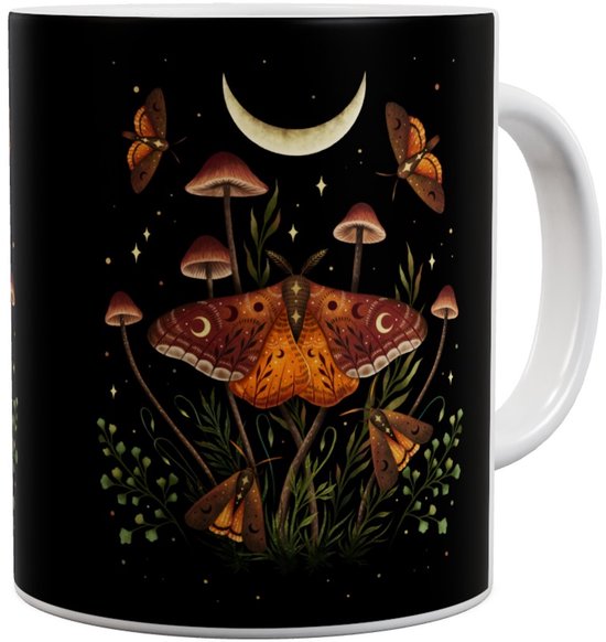 Zwarte mok met paddenstoelen, vlinders met een maanpatroon, sterren en een halve maan.