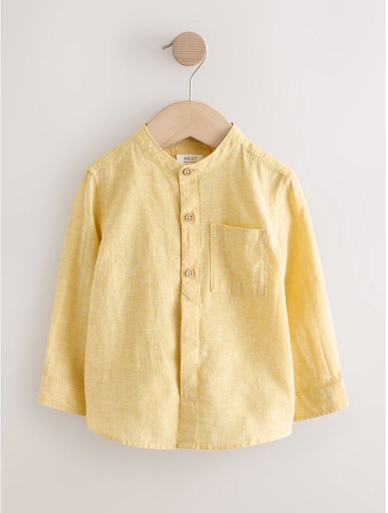 Gele linnenmix blouse met opa-kraag, borstzakje en knoopjes.