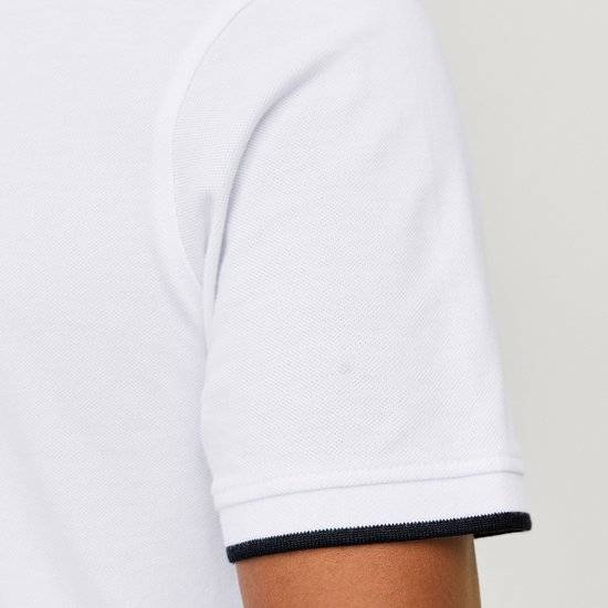 Detail van de mouw van een wit poloshirt met zwarte bies.