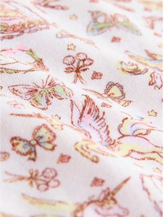 Close-up van een witte hipster met pastelkleurige prints van eenhoorns, vlinders en strikjes.