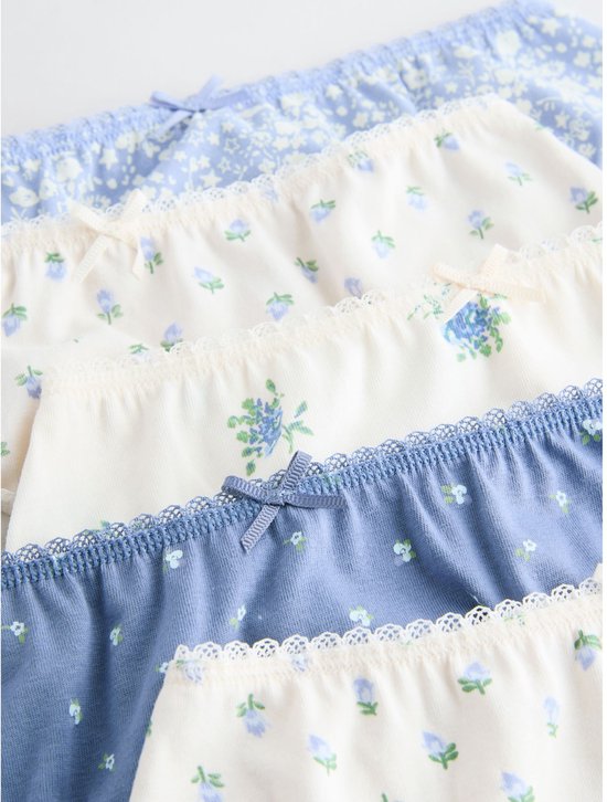 Close-up van de tailleband van de onderbroeken met diverse bloemenprints.