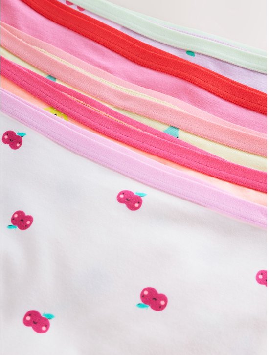 Close-up van de boorden van gestapelde boxershorts in diverse kleuren met fruitdessins.